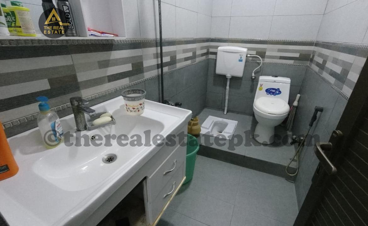 Modern living space in 5.50 crore house, Block 13D-2 Gulshan-e-Iqbal