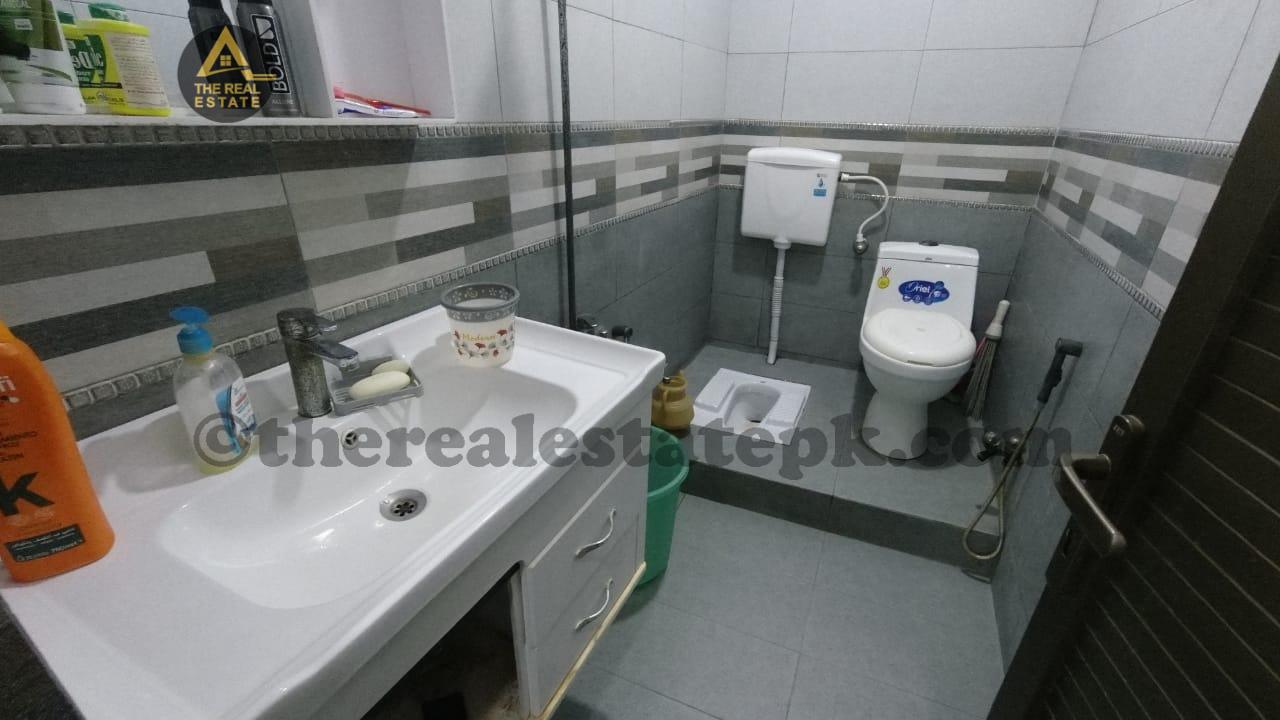 Modern living space in 5.50 crore house, Block 13D-2 Gulshan-e-Iqbal